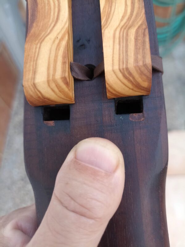 Mi (E) Walnut wood drone native american flute