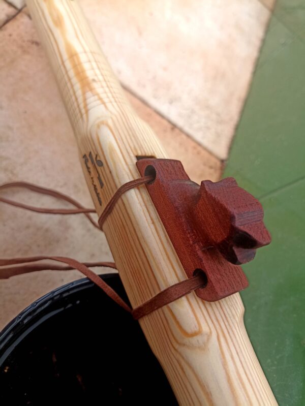Mi (E) Pine wood native american flute