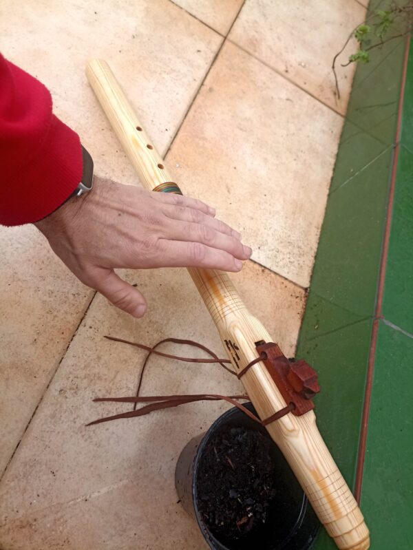 Mi (E) Pine wood native american flute
