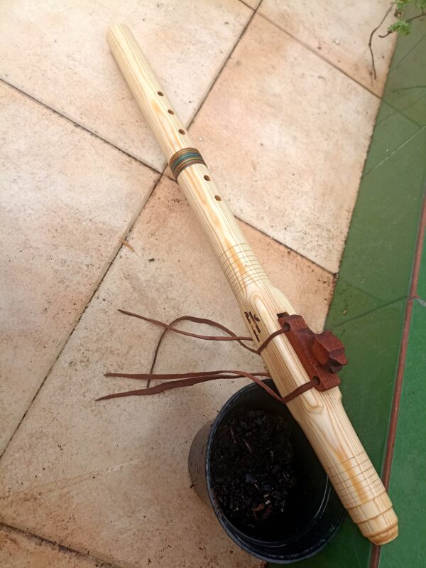 Mi (E) Pine wood native american flute