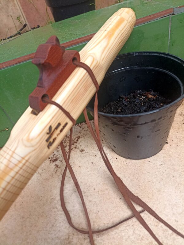 Mi (E) Pine wood native american flute