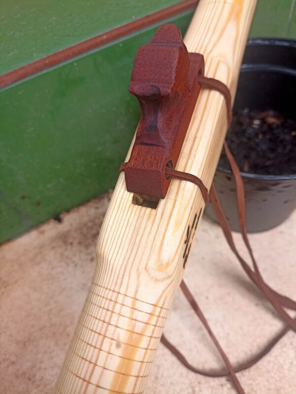 Mi (E) Pine wood native american flute