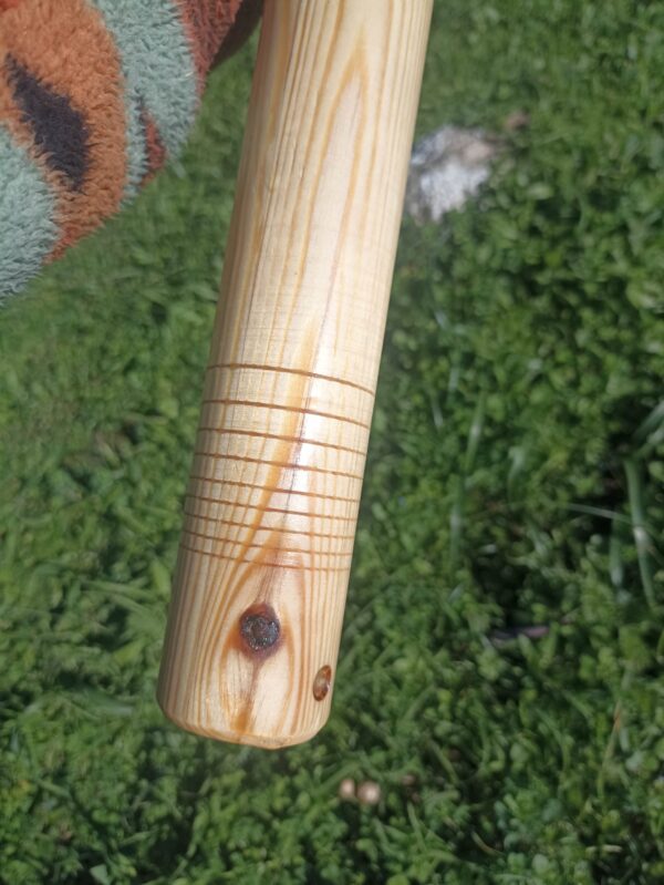 Si (B) Pine wood bass native american flute