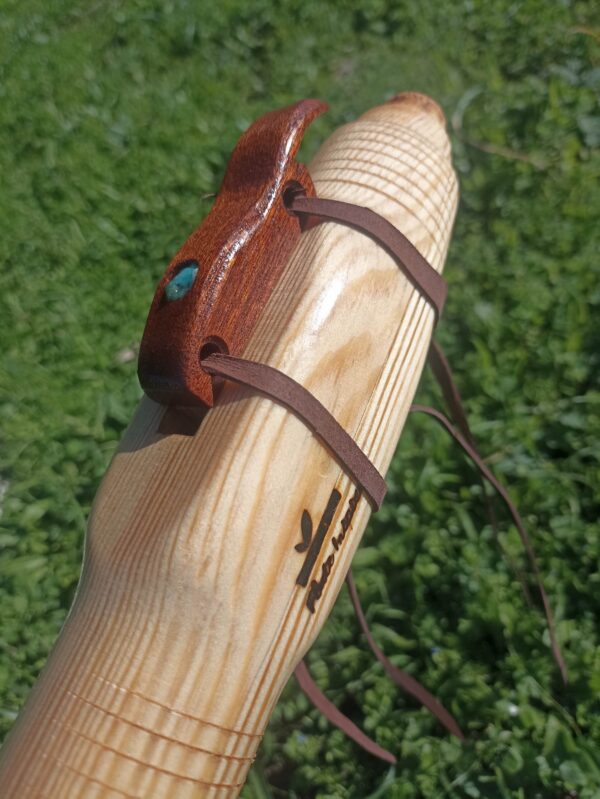 Si (B) Pine wood bass native american flute