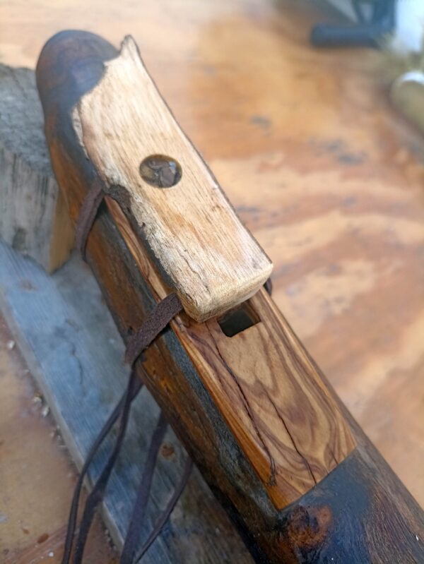 Re (D) Acacia wood rustic native american flute